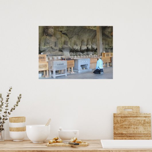 Usuki Stone Buddhas mit Besuchern Poster (Küche)