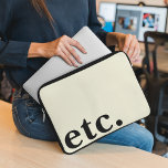 usw. Saubere, einfache Beige und schwarze, fette T Laptopschutzhülle<br><div class="desc">Die ETC. Sauberes Einfaches Beige & Schwarz Fett Typografie Laptop Sleeve mit einem eleganten Design mit fett schwarzer Typografie auf einem eleganten beigen Hintergrund. Dieser aus hochwertigen Materialien gefertigte Laptop-Ärmel bietet einen hervorragenden Schutz für Ihr Gerät und bewahrt dabei eine minimalistische Ästhetik. Das schlanke, formschöne Design sorgt für eine einfache...</div>