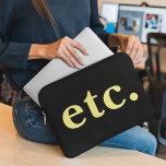 usw. Trendschwarz & gelb, fett Typografie Laptopschutzhülle<br><div class="desc">Das usw. Trendy Black & Yellow Bold Typografie Laptop Sleeve kombiniert Stil und Funktionalität. Mit seinem auffallenden Schwarz-Gelb-Design mit fett formatierter Typografie schützt dieser Ärmel nicht nur Ihren Laptop, sondern fügt auch Ihrem technischen Zubehör eine moderne Touch hinzu. Ideal für den behalt Ihres Laptop-Safes und stilvoll während der Reise oder...</div>