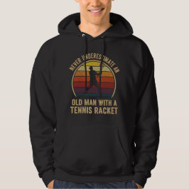 Uunterschätze nie einen alten Mann mit einem Tenni Hoodie