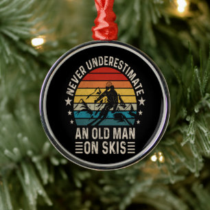 Uunterschätze niemals einen alten Mann auf Skiern Ornament Aus Metall