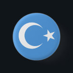 Uyghur/Ostturkestan-Flagge Button<br><div class="desc">Die Uiguren, alternativ Uiguren, Uiguren oder Uiguren genannt, sind eine turkische Volksgruppe, die aus der Region Zentral- und Ostasien stammt und kulturell mit ihr verbunden ist. Die Uiguren werden als Eingeborene der Autonomen Region Xinjiang Uyghur in der nordwestlichen China anerkannt. Sie gelten als eine der 55 offiziell anerkannten ethnischen Minderheiten...</div>