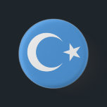 Uyghur/Ostturkestan-Flagge Button<br><div class="desc">Die Uiguren, alternativ Uiguren, Uiguren oder Uiguren genannt, sind eine turkische Volksgruppe, die aus der Region Zentral- und Ostasien stammt und kulturell mit ihr verbunden ist. Die Uiguren werden als Eingeborene der Autonomen Region Xinjiang Uyghur in der nordwestlichen China anerkannt. Sie gelten als eine der 55 offiziell anerkannten ethnischen Minderheiten...</div>