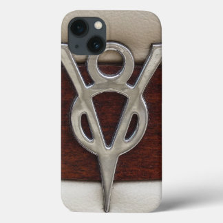 V8 Chrome Emblem Leder und Holz iPhone 13 Hülle