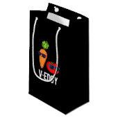 V-Edgy Funny Veggie Pun Dark BG Kleine Geschenktüte (Vorderseite Schrägansicht)