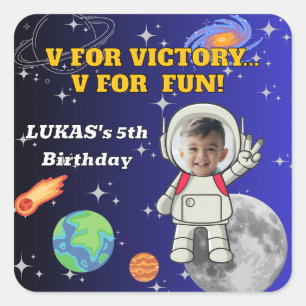 V für Sieg V für Spaß Astronaut Jungen Geburtstag Quadratischer Aufkleber
