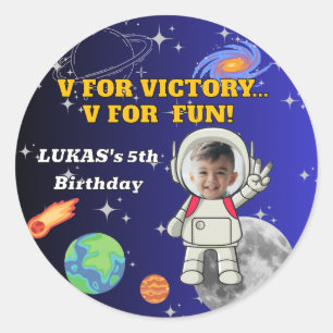 V für Sieg V für Spaß Astronaut Jungen Geburtstag Runder Aufkleber