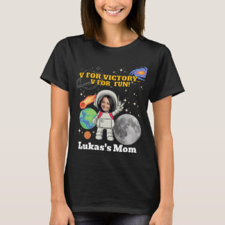 V für Sieg V für Spaß Astronaut Jungen Geburtstag T-Shirt