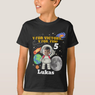 V für Sieg V für Spaß Astronaut Jungen Geburtstag T-Shirt