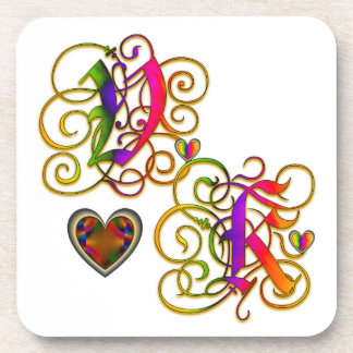 V Lieben K auf weißem Untersetzer mit Herz