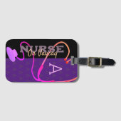 Vacay Nurse Monogram Muster farbenfroh Lila Gepäckanhänger (Vorderseite (Horizontal))