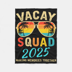 Vacay Squad 2025 Sommerurlaub Familienfreunde Tr Fleecedecke