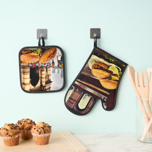 Vada Pav Bliss am Tor Indiens im Regen Ofenhandschuh & Topflappen-Set (Insitu (Hängend))