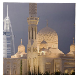 VAE, Dubai. Moschee am Abend mit Burj al Arab Fliese