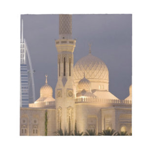 VAE, Dubai. Moschee am Abend mit Burj al Arab Notizblock
