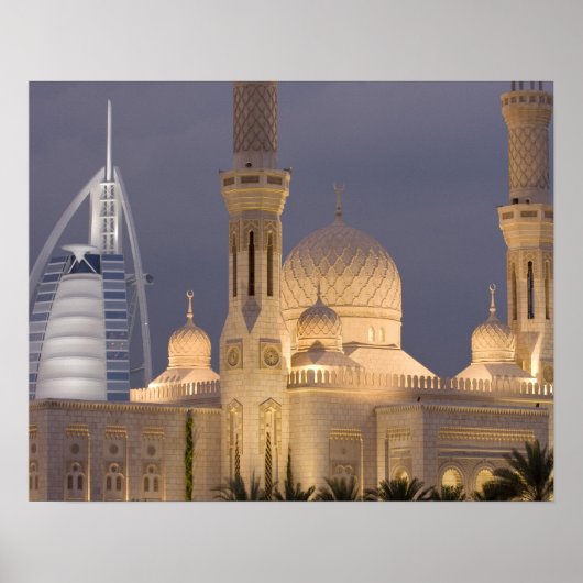 VAE, Dubai. Moschee am Abend mit Burj al Arab Poster (Vorne)