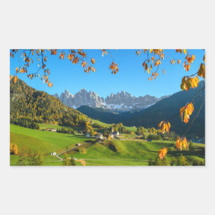 Val di Funes mit einem Rechteck auf Herbstblättern Rechteckiger Aufkleber