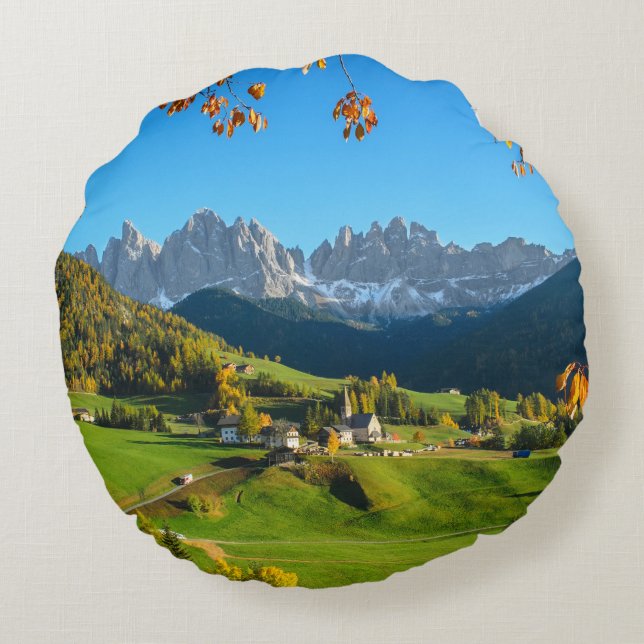 Val Di Funes-Tal mit rundem Kissen des Herbstlaubs (Rückseite)