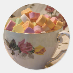 Valentine Candy and Rose Teacup Runder Aufkleber
