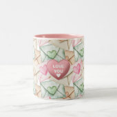 Valentine Envelopes and Hearts Zweifarbige Tasse (Mittel)