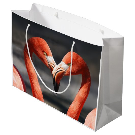 Valentine Flamingo Große Geschenktüte (Rückseite Schrägansicht)