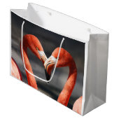 Valentine Flamingo Große Geschenktüte (Vorderseite Schrägansicht)