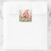 Valentine Gnome with Red Roses Quadratischer Aufkleber (Tasche)