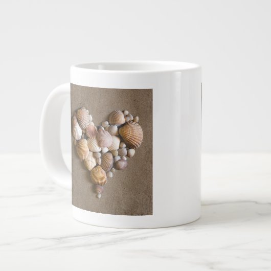 Valentine-Herz gemacht mit Muscheln Jumbo-Tasse (Vorderseite Links)