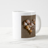 Valentine-Herz gemacht mit Muscheln Jumbo-Tasse (Vorderseite Rechts)