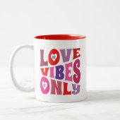Valentine Liebe Vibes Only Red Pink Monogram Retro Zweifarbige Tasse (Links)
