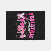 Valentine Pediatric Crew Xoxo Nurse Coquette Bow P Fleecedecke (Vorderseite (Horizontal))