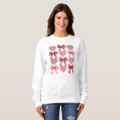 Valentine Retro Checkered Heart Coquette Bow Sweatshirt (Vorne ganz)