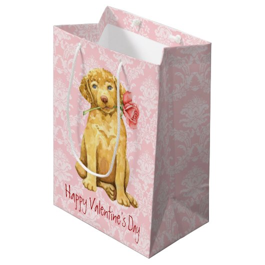 Valentine Rose Chesapeake Bay Retriever Mittlere Geschenktüte (Vorderseite Schrägansicht)
