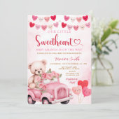 Valentine Sweetheart Bear Pink Truck Baby Shower Einladung (Stehend Vorderseite)