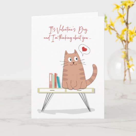 Valentine Whimsical Cat on Table Thinking Karte (Gelbe Blume)