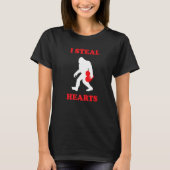 Valentines Day Big Foot I Steal Hearts Boys Men Lo T-Shirt (Vorderseite)