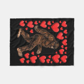 Valentines Day Bigfoot Red Hearts Funny Sasquatch  Fleecedecke (Vorderseite (Horizontal))