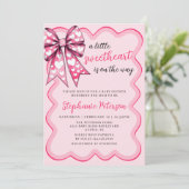 Valentine's Day Coquette Pink Bow Baby Shower Einladung (Stehend Vorderseite)