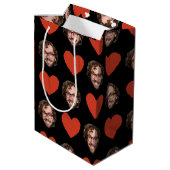 Valentines Day Funny Custom Face Photo Love Heart Mittlere Geschenktüte (Rückseite Schrägansicht)