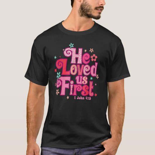 Valentines Day He Loved Us First Bible 1 John 419 T-Shirt (Vorderseite)