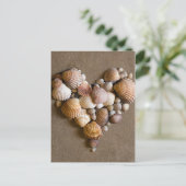 Valentinherz hergestellt mit Muscheln Feiertagspostkarte (Stehend Vorderseite)
