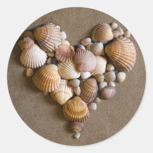 Valentinherz hergestellt mit Muscheln Runder Aufkleber