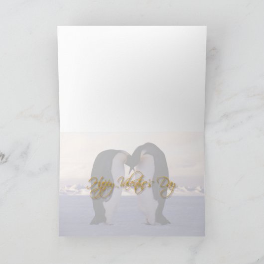 Valentinische Kaiserpenquinen küssen Feiertagskarte (Innenseite)