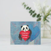 Valentins Baby Panda Bär umarmt das große rote Her Postkarte (Stehend Vorderseite)