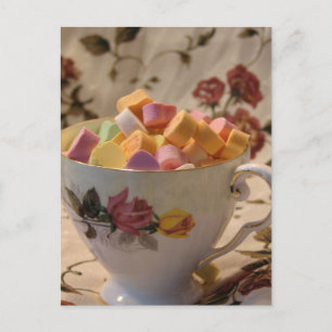 Valentins-Schokolade und Rosenteetasse Feiertagspostkarte