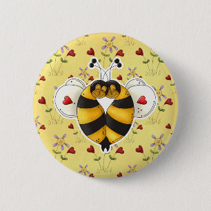 Valentinsbiene umarmt verliebte Bienen Button