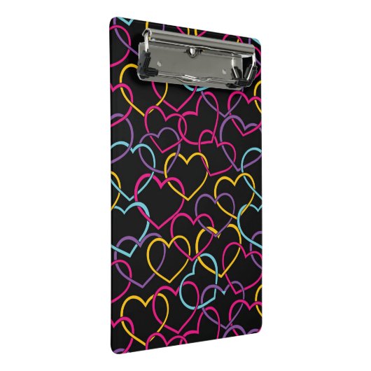 Valentinsgruß-Muster mit Farbherzen Mini Klemmbrett (Schrägansicht)