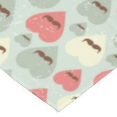 Valentinsgrußmuster mit Herzen und dem Schnurrbart Tischdecke (Schrägansicht)