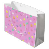 Valentinstag Candy Hearts Pattern Große Geschenktüte (Rückseite Schrägansicht)