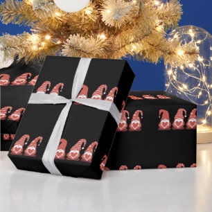 Valentinstag Drei süße Gnome halten ein Herz Geschenkpapier